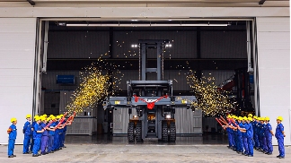 发车！徐工港口机械奔赴“东方之珠”(图1)