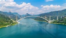 在建世界最大跨径拱桥首片拱上T梁成功架设 - 恒通能机械资讯