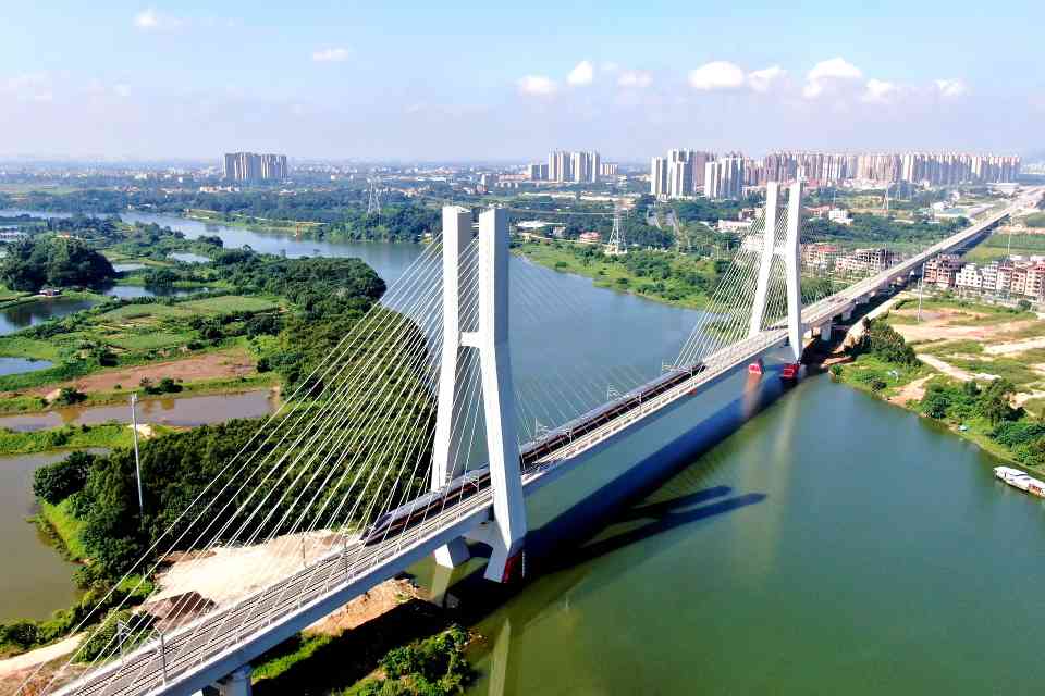 全长约200公里！广汕高铁全线开通运营(图1)