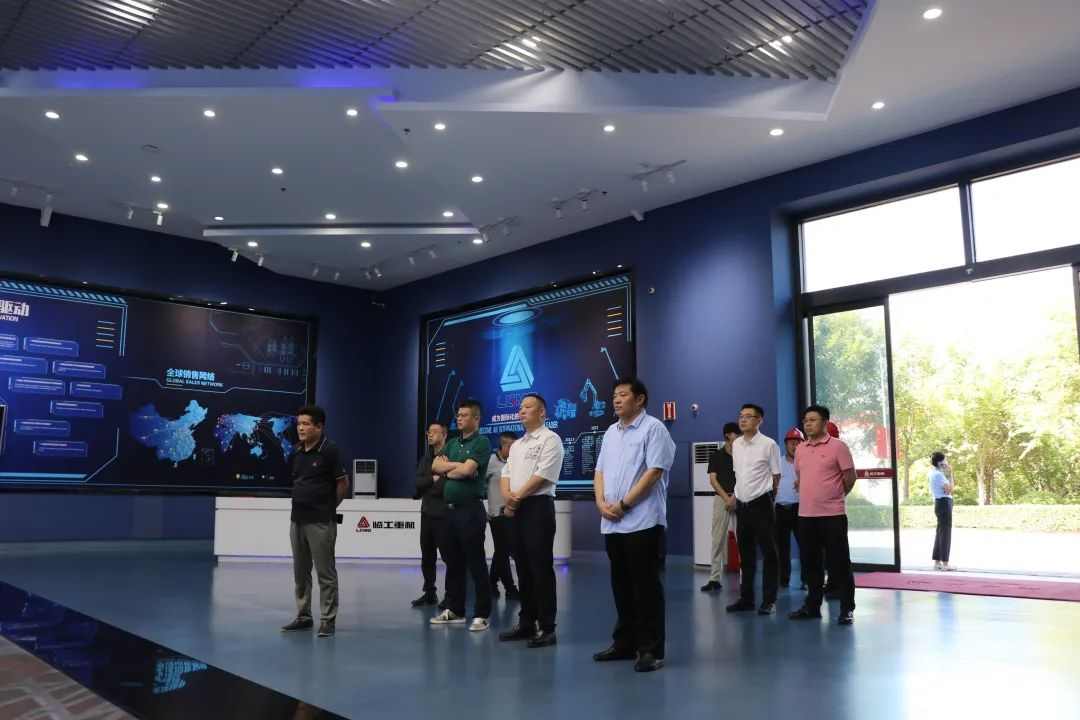 临工重机与新疆鸣阳矿业建设集团战略合作签约(图1)