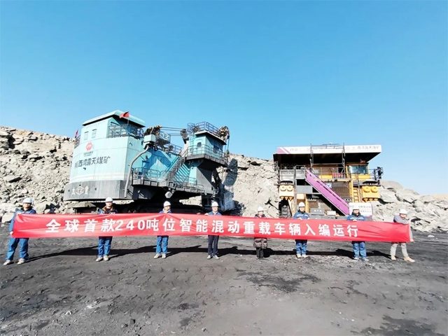 徐工全球首台240吨混动、无人驾驶双桥矿车正式下矿运行(图1) 徐工全球首台240吨混动、无人驾驶双桥矿车正式下矿运行(图1)