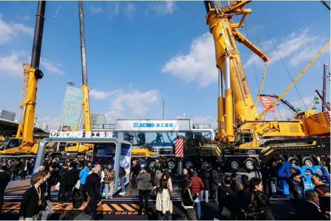 “全球第一吊”坐镇！徐工起重机械亮相上海宝马展(图1)