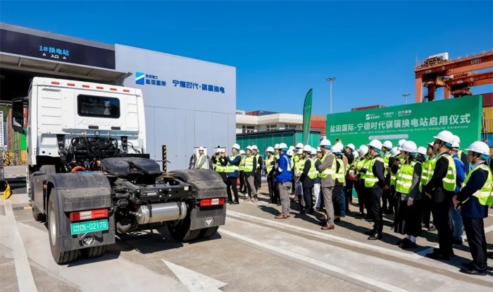 低碳转型！全球首座港内底盘式重卡换电站正式启用(图2)