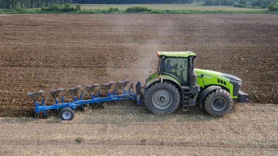 中联重科DV3504新能源拖拉机批量交付“西部粮仓”(图2)