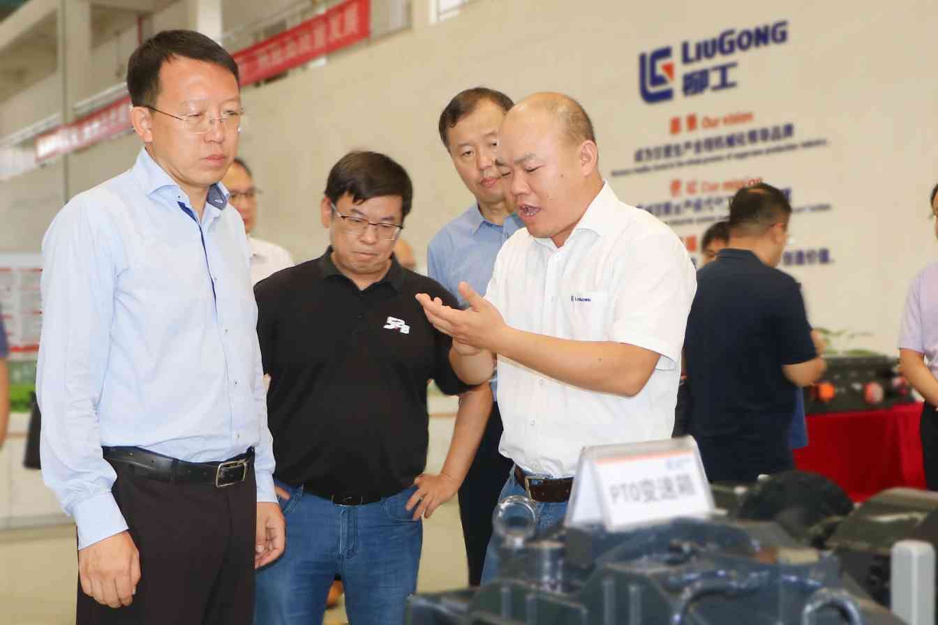农业农村部调研组到访柳工农机，点赞混合动力技术创新(图2)