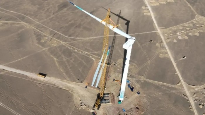 一键定乾坤！徐工1300吨“擎风者”高原风机吊装(图1)