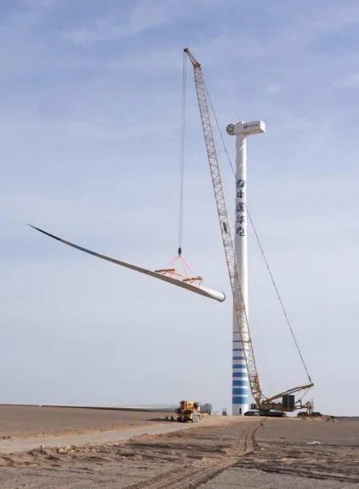 一键定乾坤！徐工1300吨“擎风者”高原风机吊装(图4)