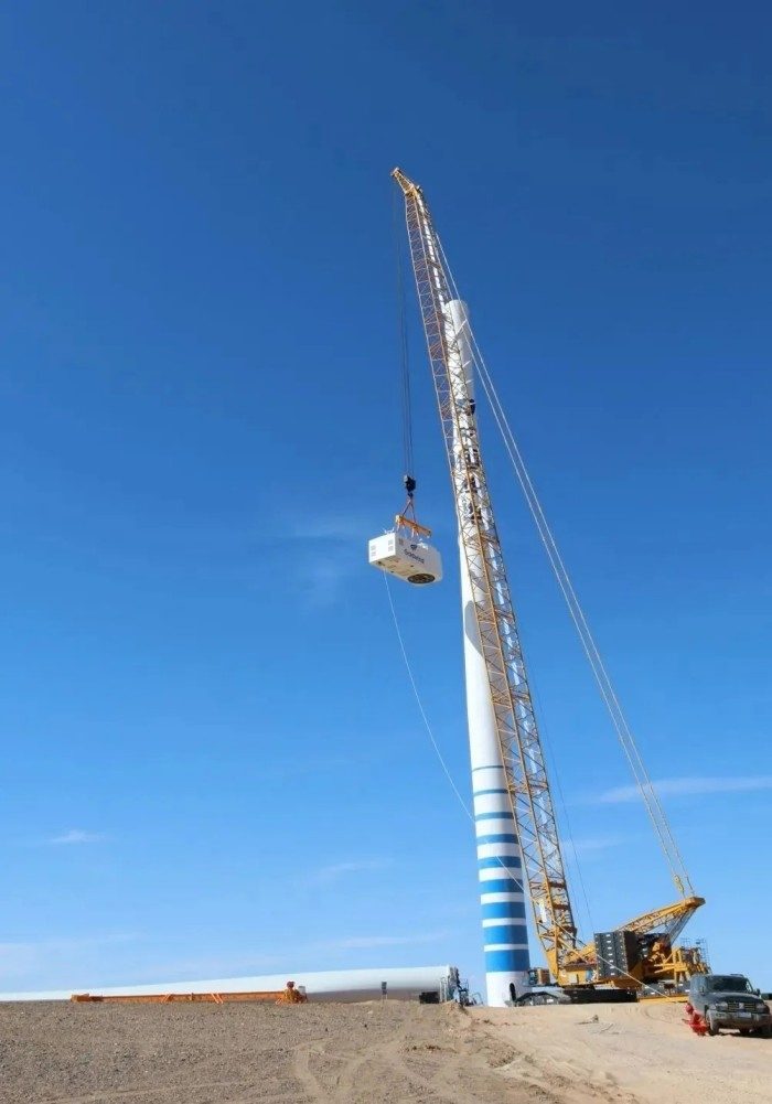 一键定乾坤！徐工1300吨“擎风者”高原风机吊装(图2)