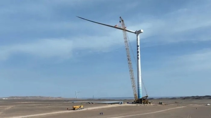 一键定乾坤！徐工1300吨“擎风者”高原风机吊装(图5)