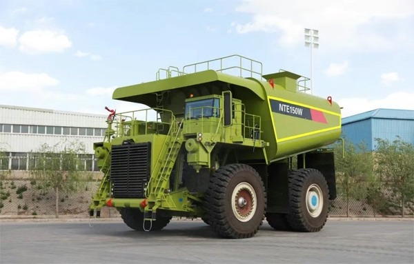 北方股份自研的最大智能型矿用洒水车顺利通过验收(图1)