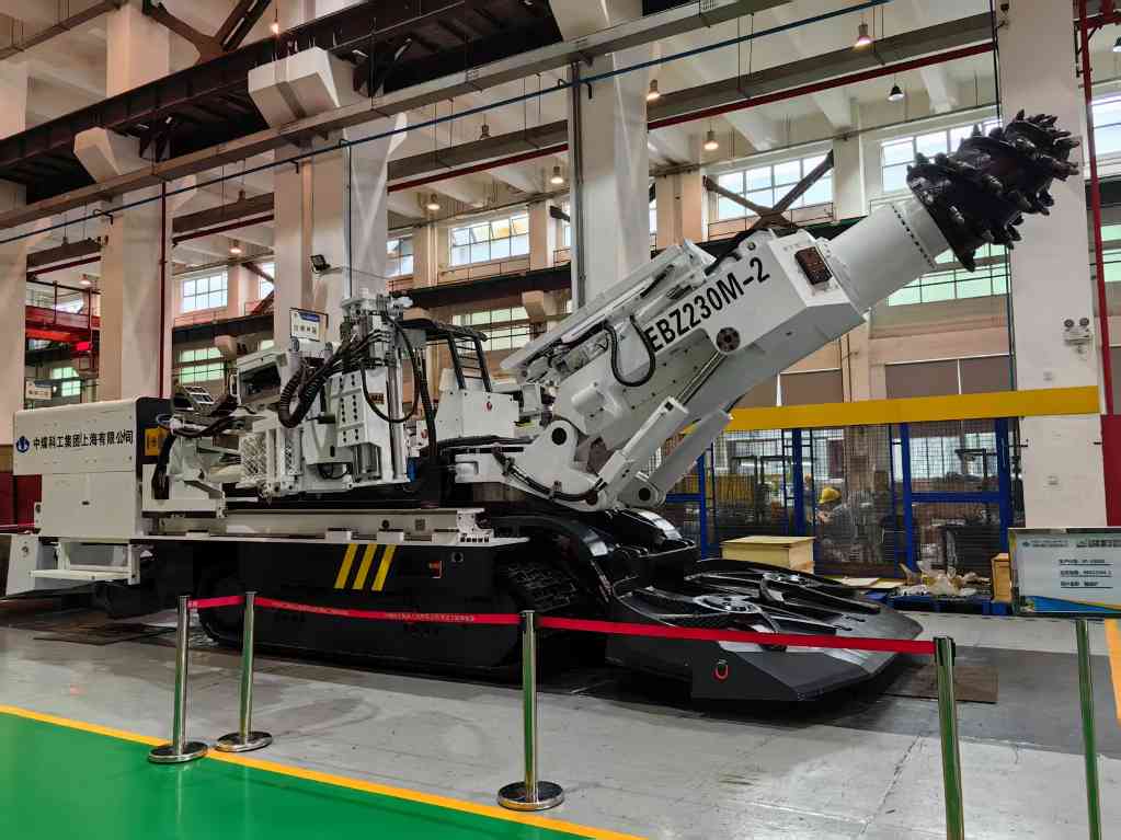 全国首套悬臂式智能化掘锚机器人成功应用(图1)