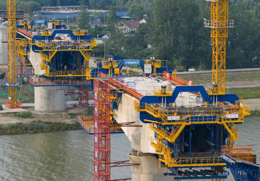 中国中铁自主研发悬臂智慧造桥机成功投用(图1)