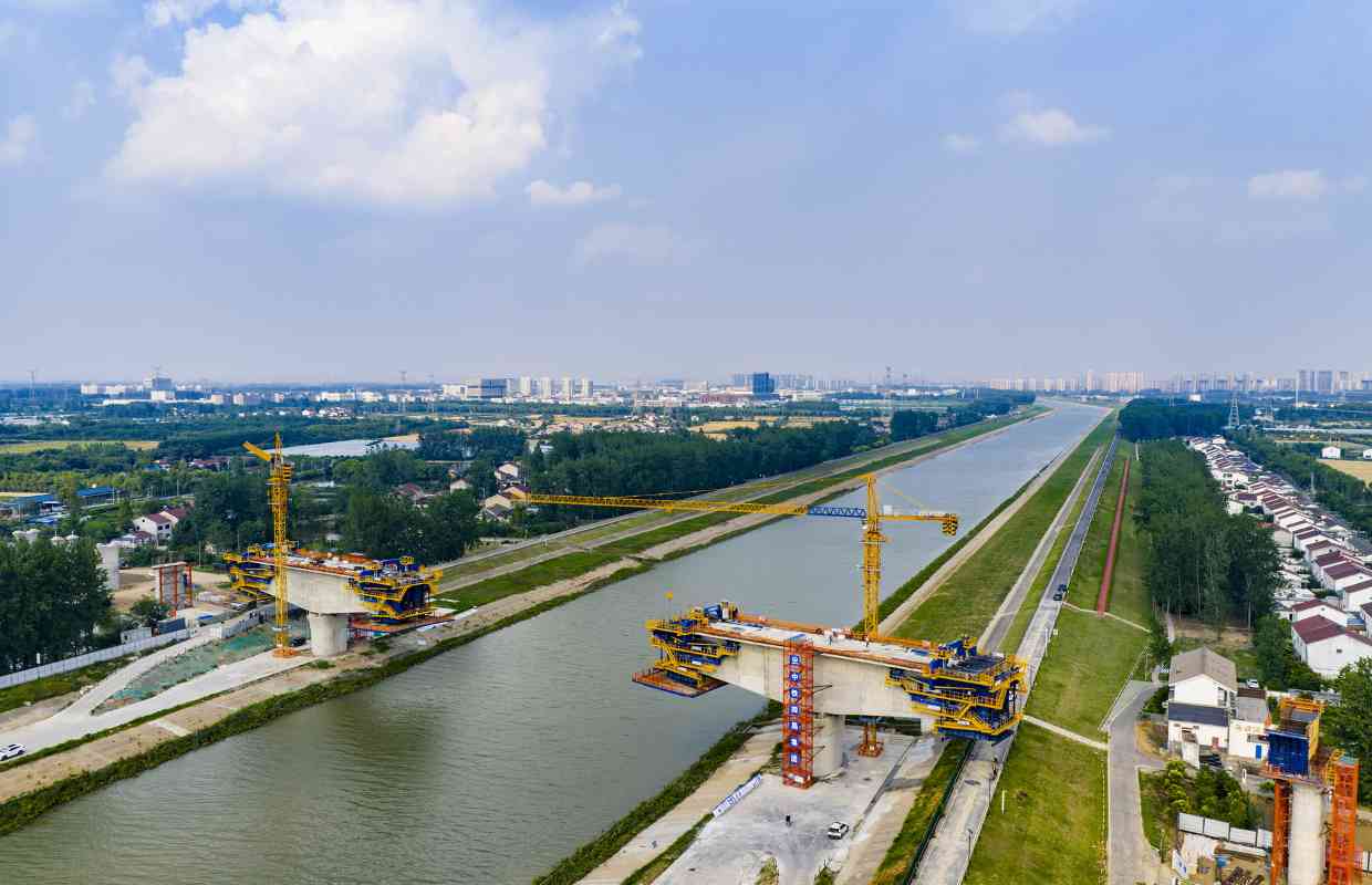 中国中铁自主研发悬臂智慧造桥机成功投用(图2)